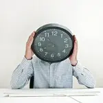 11808089-desesperado-de-negocios-con-un-reloj-en-lugar-de-su-cabeza-mirando-con-desesperacion...webp