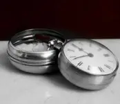 chichonera y reloj.webp chichonera y reloj.webp