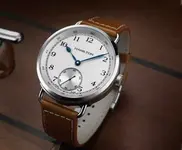 Hamilton-Khaki-Navy-Pioneer-01.webp
