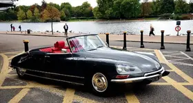 Citroen_DS_Decapotable_driven_01pop.webp