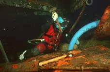 US_Navy_010703-N-5329L-005_Diver_working_on_USS_Monitor_salvage.webp