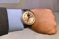 De-Bethune-DB-25-LT-en-la-muñeca.webp