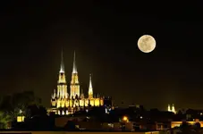 Santuario Guadalupano de Zamora y luna llena (Sergio Alfaro).webp