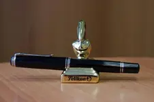pelikano pequeno dorado.webp