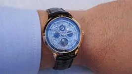 Montblanc-Heritage-Spirit-Perpetual-Calendar-Sapphire-en-la-muñeca-4.webp