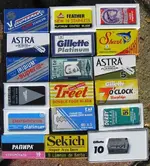 A-selection-of-double-edged-safety-razor-blades-in-their-packaging.webp