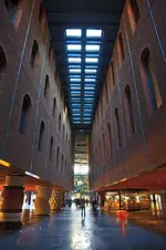 800px-Bilbao_Alhondiga-tomasfano-01.webp