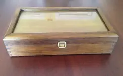 caja de plumas cerrada.webp