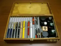 caja de plumas abierta.webp