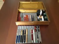 caja de plumas dos niveles.webp