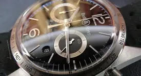 Bell-Ross-Vintage-BR-126-GT-detalle-fecha-y-manecilla.webp