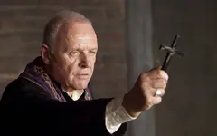anthony_hopkins_actor_man_gray-haired_cassock_priest_cross_19339_3840x2400.webp