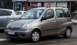 Toyota_Yaris_Verso_(Facelift)_–_Frontansicht,_31._Juli_2012,_Velbert.webp