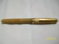 pluma de madera cerrada.webp