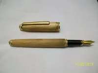 pluma de madera abierta.webp