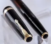 PARKER DEB NEGRA TRANSP 03.webp