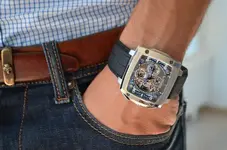On-the-Wrist-with-the-INVICTUS-Morphos.webp