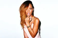 rihanna con reloj.webp