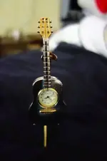 reloj-en-forma-de-guitarra-9708-MLM20021161608_122013-O.webp