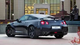 nissan-gtr-car-1.webp