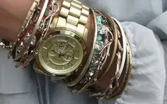 reloj-dorado-en-mano.webp