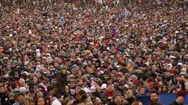 crowd.webp