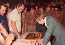 Karpov-firmando-planilla-partida-contra-Leandre.webp