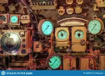 instrumentos-y-diales-dentro-de-un-submarino-viejo-en-zeebrugge-bélgica-los-indicadores-del-b-...jpg