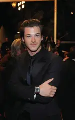 Gaspard_Ulliel_porte_une_Reverso_Squadra_de_Jaeger-LeCoultre_credit_photo_Pixhel_charly_hel.webp