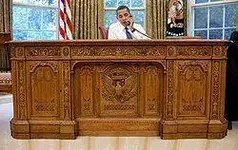 250px-Barack_Obama_sitting_at_the_Resolute_desk_2009.webp