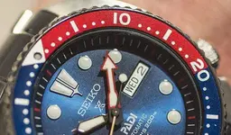 Seiko-prospex-turtle-padi-wrist-focus.webp