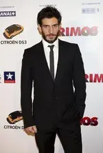 quim-gutierrez-con-traje-negro-se-mostro-encantado-con-su-papel-protagonista.webp