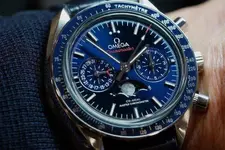 Omega-Speedmaster-Moonphase-Master-Chronometer_3-768x513.webp