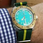 Con correa verde 02.webp