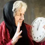 vieja con reloj.webp