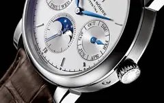 3 Lange-Saxonia-Jahreskalender-Annual-Calendar-Weissgold-330026-B2.webp