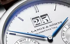 1 Lange-Saxonia-Jahreskalender-Annual-Calendar-Weissgold-330026-B2.webp