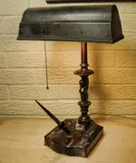 1928_sheaffer-desk-lamp-on-front-view.webp