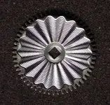 Sonnen-Guilloché_Muster_auf_Uhrwerk_Zahnrad_01.webp