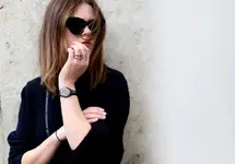 Mujer con reloj ok.webp