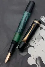 pelikan-100N-green-fluted-capband-and-clip-3.webp