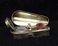 28 inkwell violin style with pen wipe c1900.webp