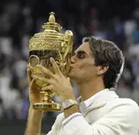 Die-perfekte-Werbefigur-Nah-seinem-siebten-Wimbledon-Triumph-kuesste-Roger-Federer-den-Sieger...webp