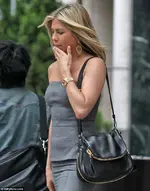 article-2584749-1C6E654700000578-127_634x805.webp