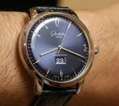 Glashutte-Original-Senator-Sixties-Panorama-Date-blue-1.webp