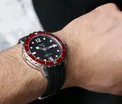 Tissot-Seastar-1000-Powermatic-Watch-14.webp