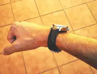 puesto en muñeca perfil 2.webp