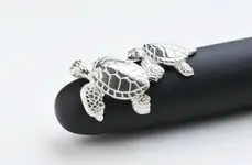 Nakaya sea turtle fountain pen stopper.webp