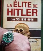 Rolex Submariner 40 mm Ref. 116610LV 'Hulk' & SS Book.webp