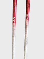 Dos palos de golf sobre fondo gris-2.webp